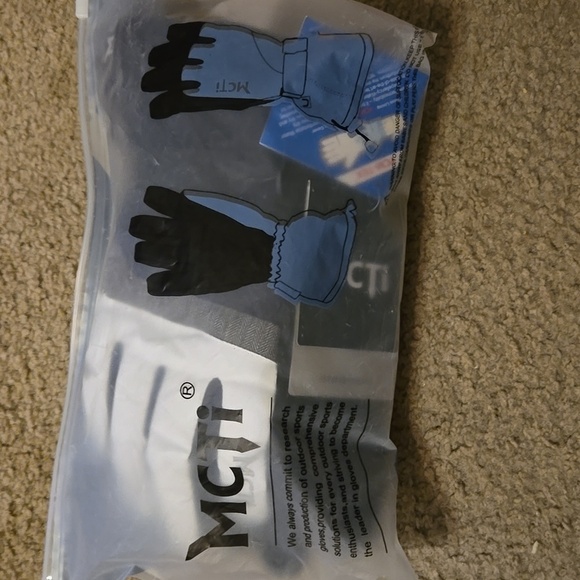 NWT Womens MCTi Black and White Winter Gloves - Picture 8 of 8